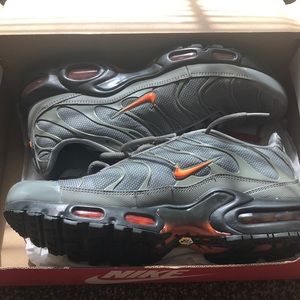 green and orange air max plus